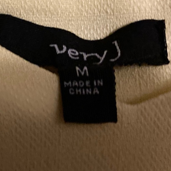 👚(bundle 4 items w/👚for $16) Beautiful soft yellow top - Picture 6 of 9